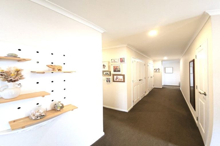 Photo of property in 93a Taylor Terrace, Tawa, Wellington, 5028