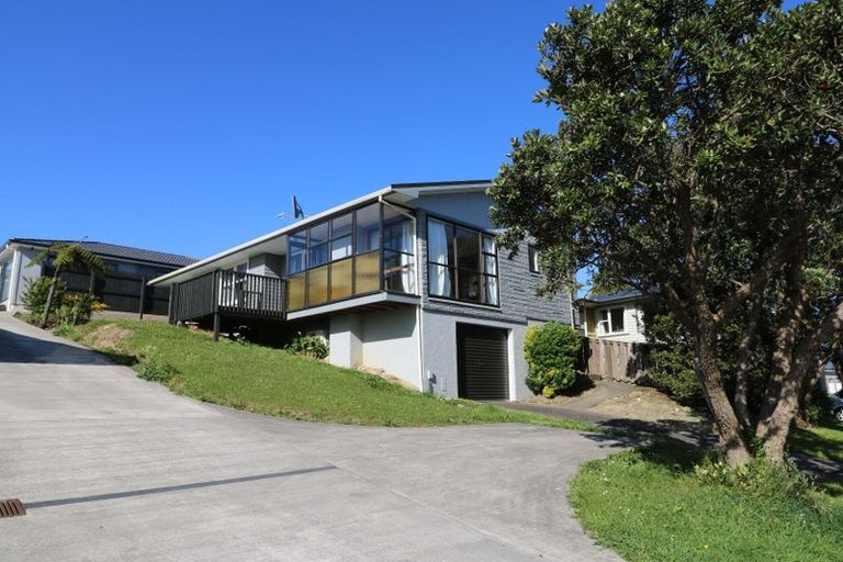Photo of property in 60 Stewart Drive, Newlands, Wellington, 6037