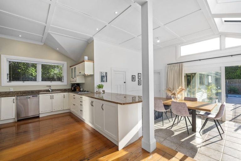 Photo of property in 8 Tiri Road, Milford, Auckland, 0620