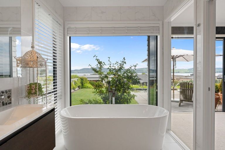 Photo of property in 29 Pukenamu Road, Rainbow Point, Taupo, 3330