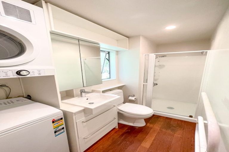 Photo of property in 33 Telephone Road, Birkenhead, Auckland, 0626