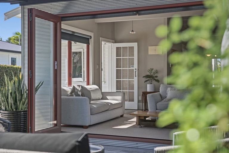 Photo of property in 18 Alberta Street, Point Chevalier, Auckland, 1022