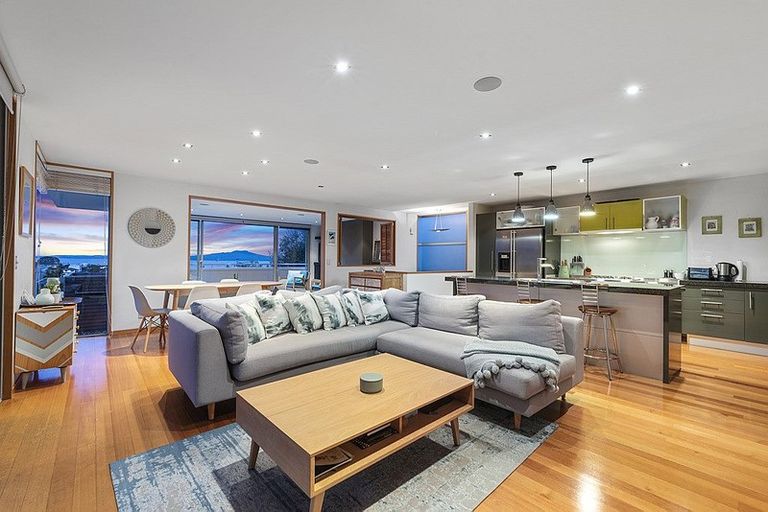 Photo of property in 2/55 Parr Terrace, Castor Bay, Auckland, 0620