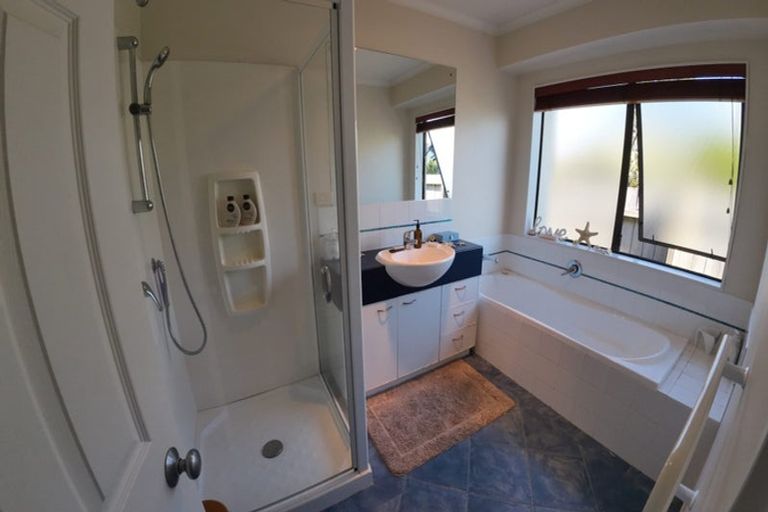 Photo of property in 5 Waimanu Bay Drive, Te Atatu Peninsula, Auckland, 0610