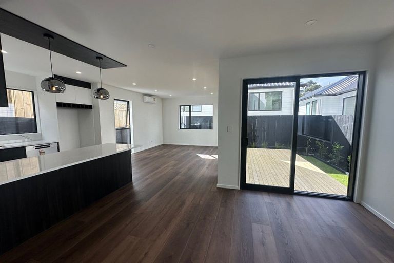 Photo of property in 1b Adelie Place, Murrays Bay, Auckland, 0630