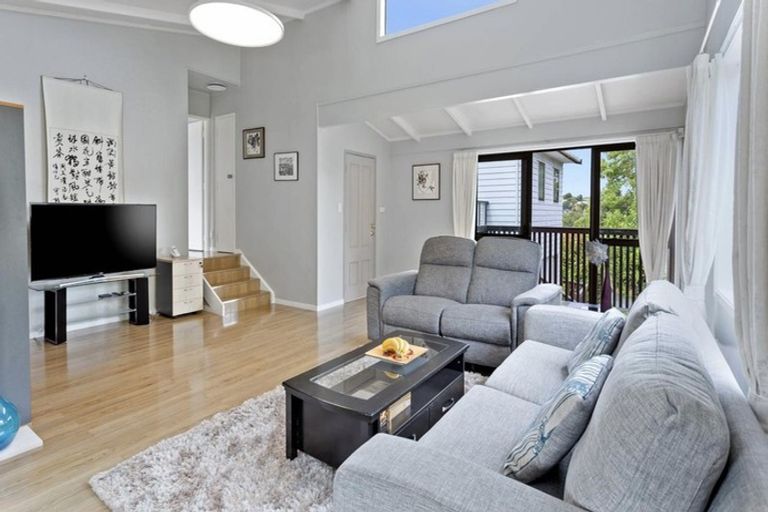 Photo of property in 30 Mannering Place, Hillcrest, Auckland, 0627