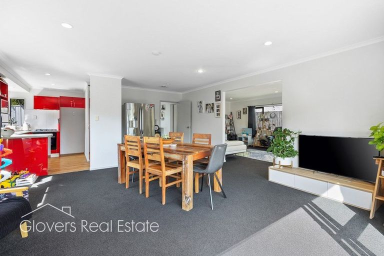 Photo of property in 18b Vardon Road, Green Bay, Auckland, 0604