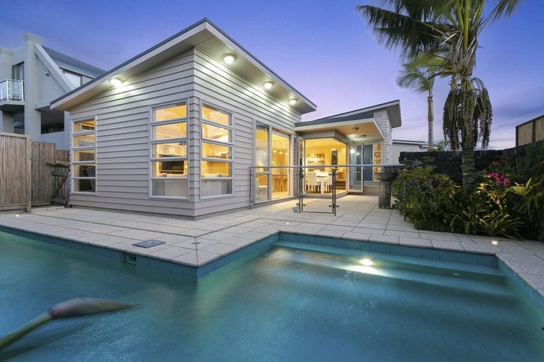 Photo of property in 7 Vaughan Crescent, Murrays Bay, Auckland, 0630