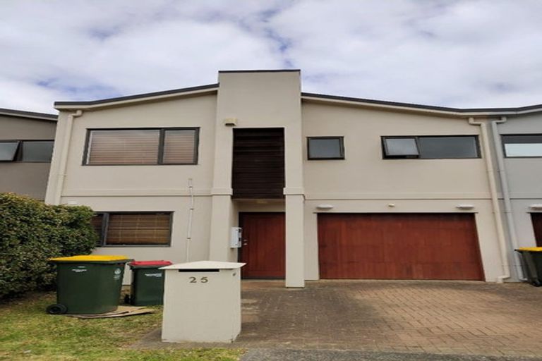Photo of property in 25 Spalding Rise, Golflands, Auckland, 2013