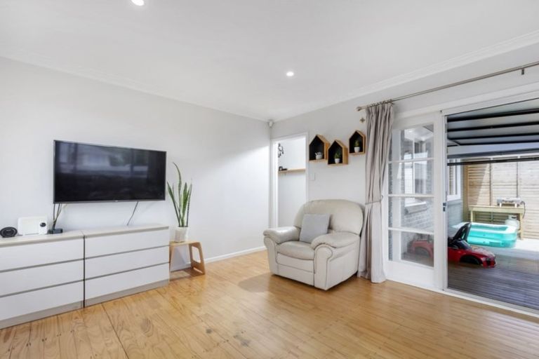 Photo of property in 1/25 Fairclough Road, Beach Haven, Auckland, 0626