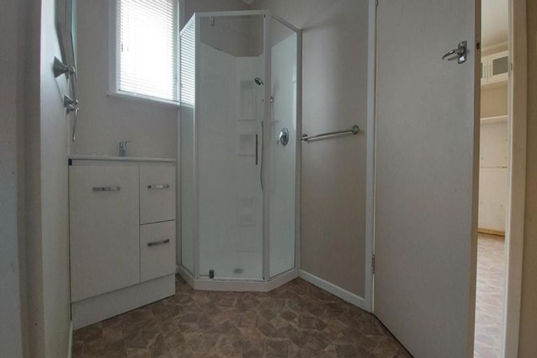 Photo of property in 1/3 Taikata Road, Te Atatu Peninsula, Auckland, 0610