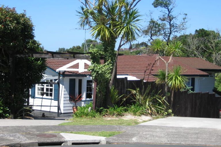 Photo of property in 47 Deverell Place, Northcross, Auckland, 0632