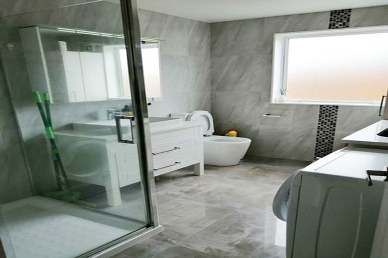 Photo of property in 2 Lagonda Rise, Oteha, Auckland, 0632