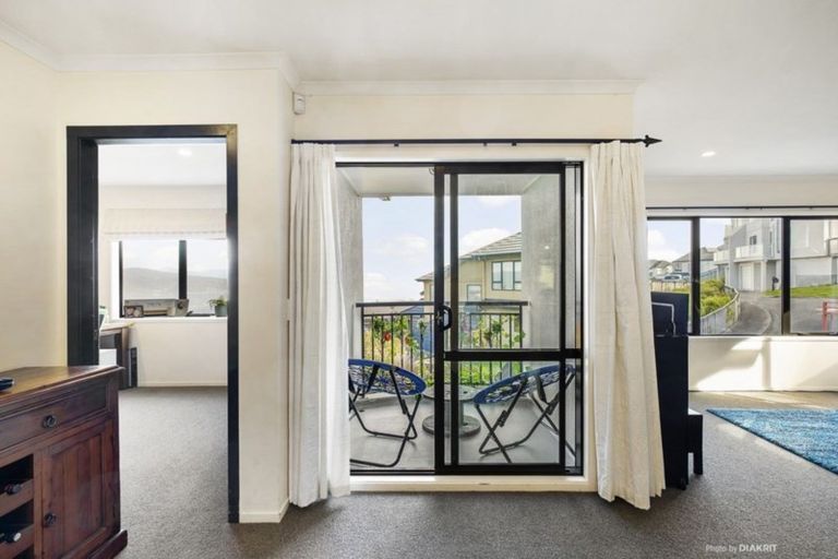 Photo of property in 39 Dress Circle, Newlands, Wellington, 6037