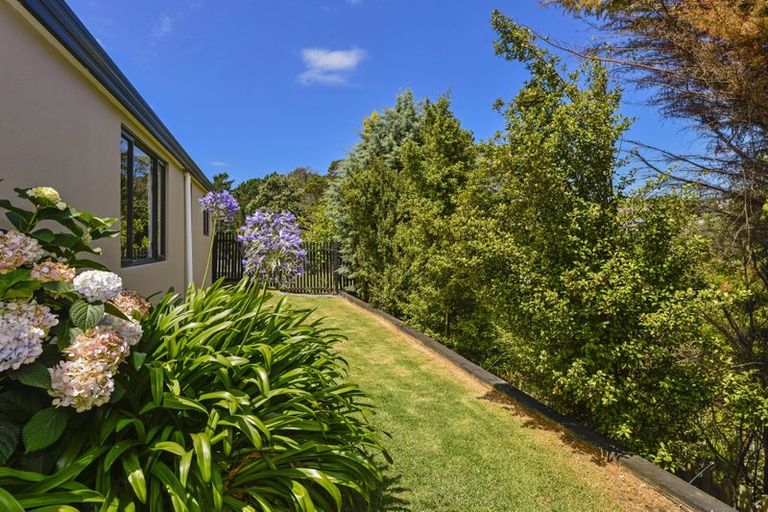 Photo of property in 6 Rising Parade, Fairview Heights, Auckland, 0632