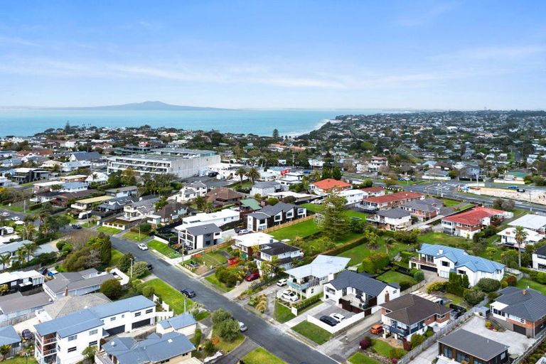 Photo of property in 23 Braemar Road, Rothesay Bay, Auckland, 0630