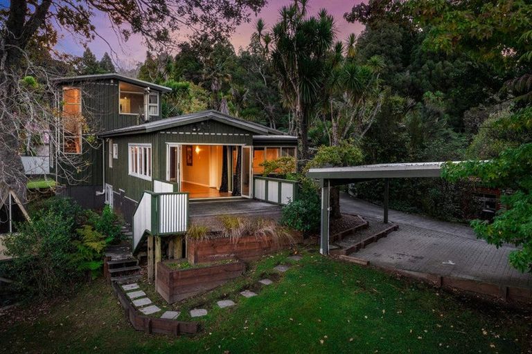 Photo of property in 8 Rimu Road, Oratia, Auckland, 0604