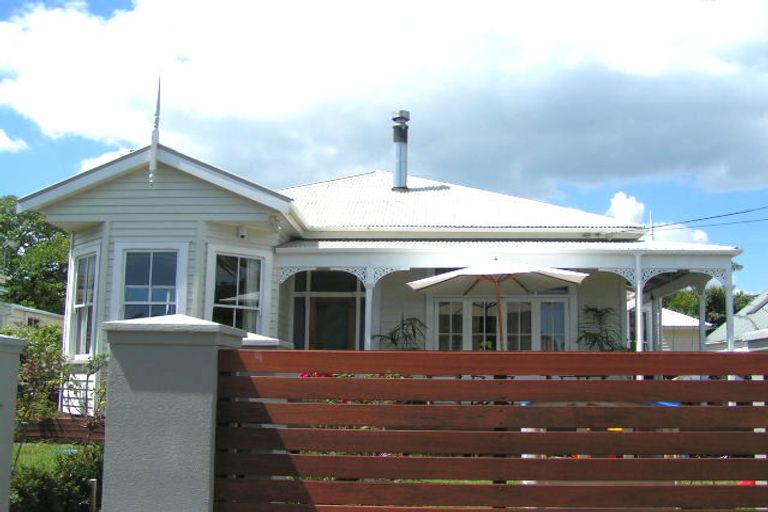 Photo of property in 7 Queen Street, Northcote Point, Auckland, 0627