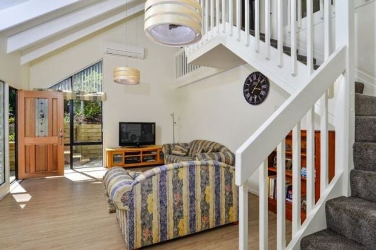 Photo of property in 2/23 Sunnynook Road, Forrest Hill, Auckland, 0620