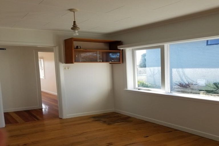 Photo of property in 1/84 College Road, Northcote, Auckland, 0627
