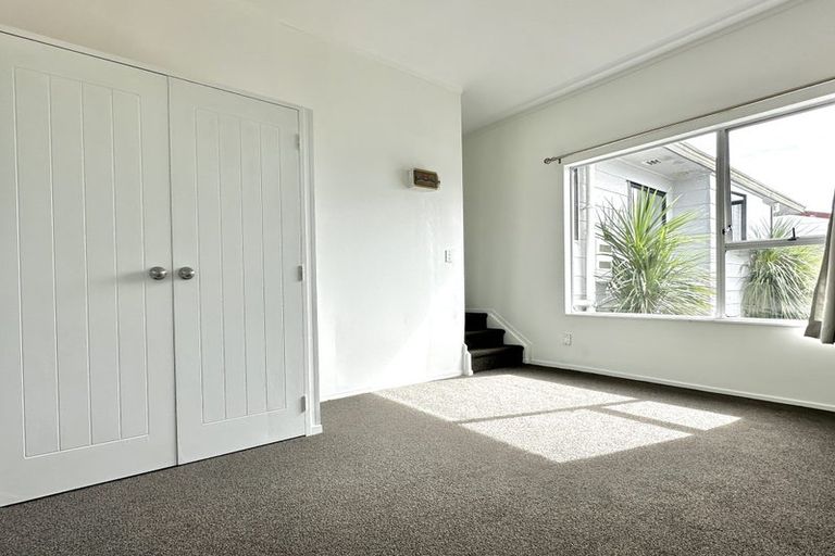 Photo of property in 2/44 Darren Crescent, Half Moon Bay, Auckland, 2012
