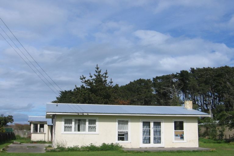 Photo of property in 6 Hennessy Street West, Foxton Beach, Foxton, 4815