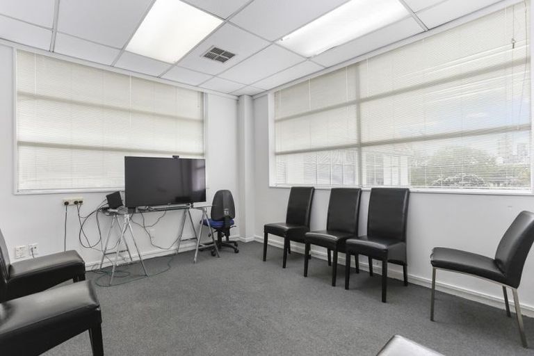 Photo of property in 1/2 College Road, Northcote, Auckland, 0627