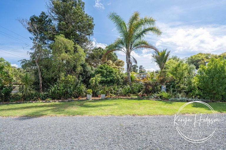 Photo of property in 10 Regent Street, Whakapirau, Maungaturoto, 0583