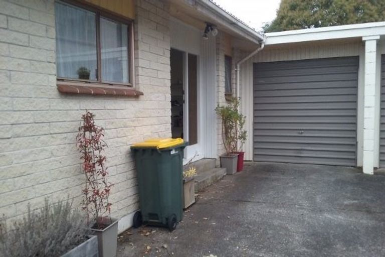 Photo of property in 2/83 Daffodil Street, Titirangi, Auckland, 0604