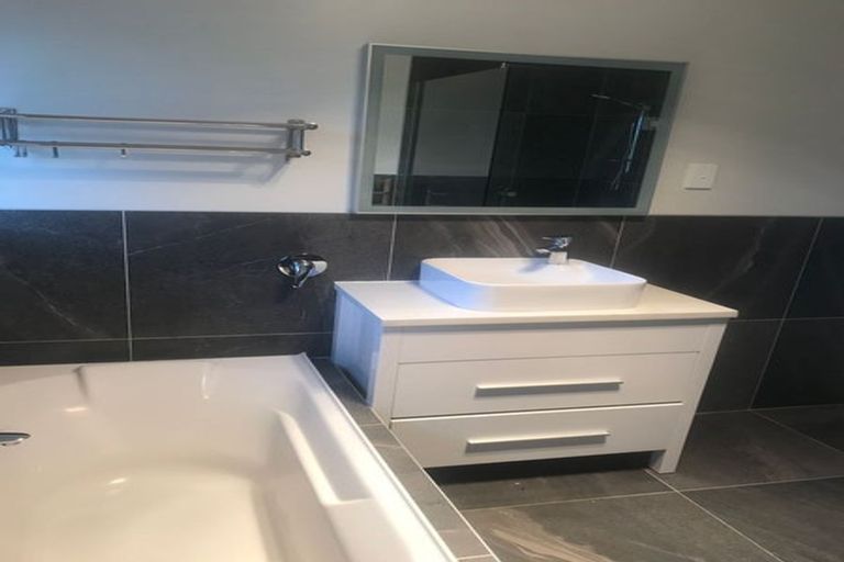 Photo of property in 2/20 Tonar Street, Northcote, Auckland, 0627