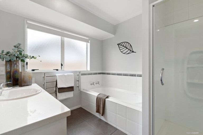 Photo of property in 7 Yarlside Place, Northpark, Auckland, 2013