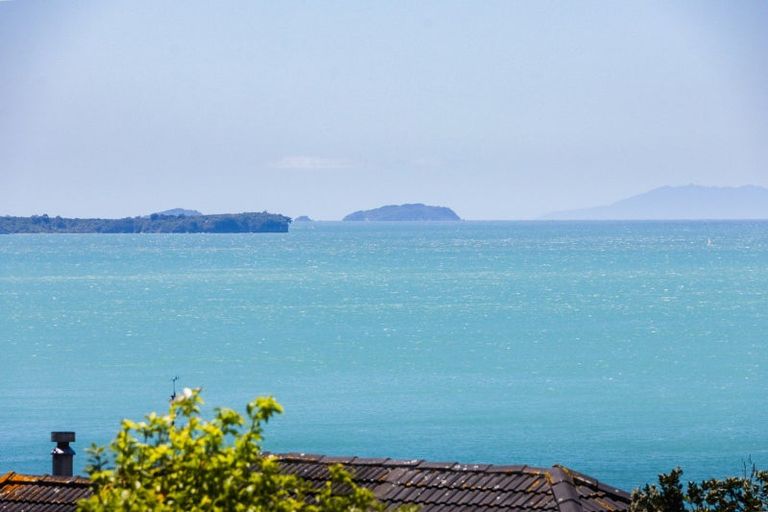 Photo of property in 2/7 Pounamu Place, Shelly Park, Auckland, 2014