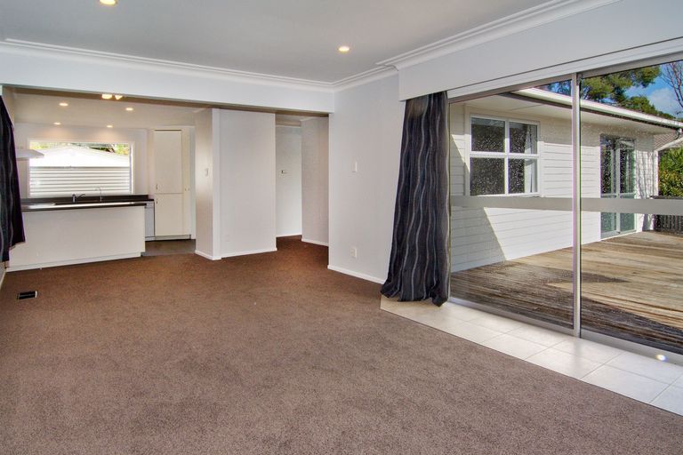 Photo of property in 66 Cliff View Drive, Green Bay, Auckland, 0604