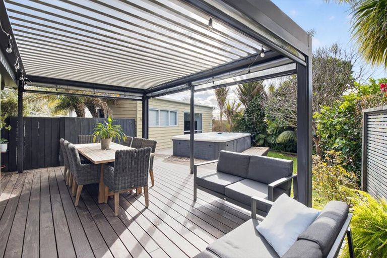Photo of property in 102 Walmer Road, Point Chevalier, Auckland, 1022