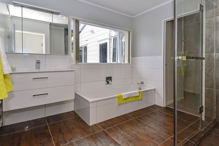 Photo of property in 30 Hadley Wood Drive, Wattle Downs, Auckland, 2103