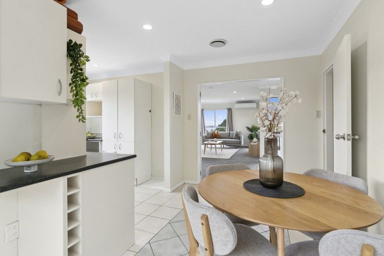 Photo of property in 17 Cheltenham Terrace, Newlands, Wellington, 6037