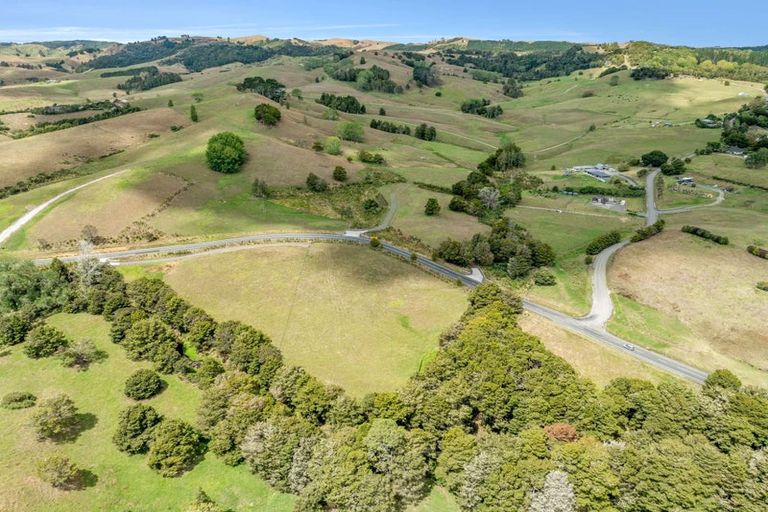 Photo of property in 645 West Coast Road, Oratia, Warkworth, 0604