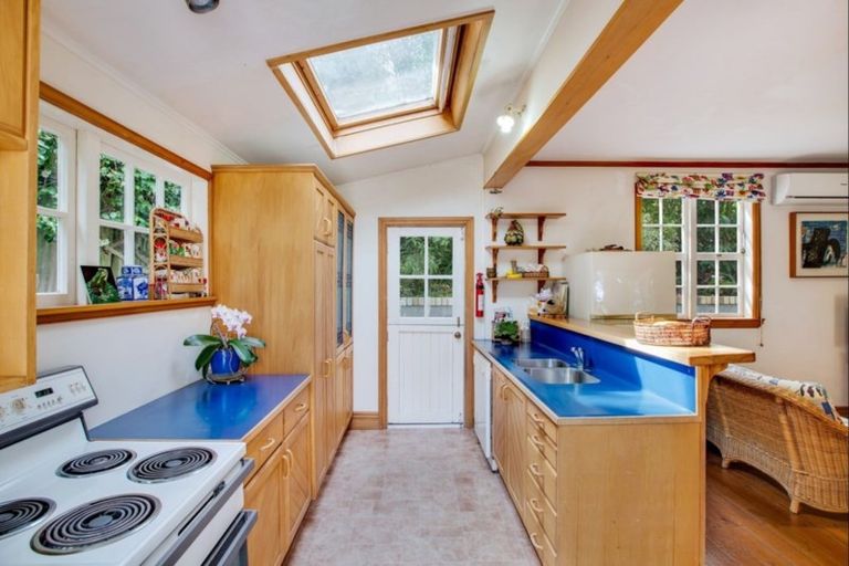 Photo of property in 36 Queen Street, Northcote Point, Auckland, 0627