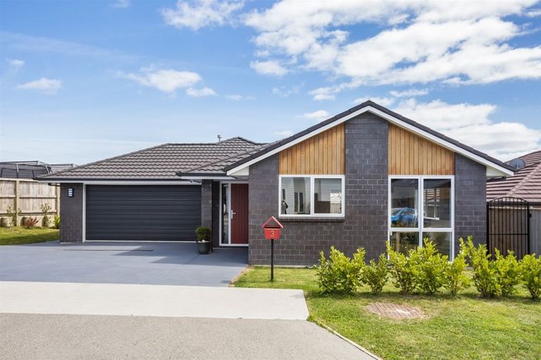 Photo of property in 3 Weatherdeck Close, Whitby, Porirua, 5024