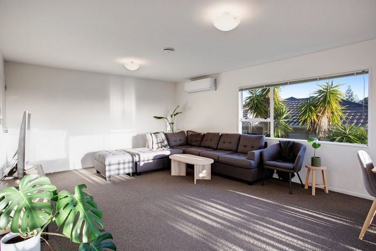 Photo of property in 1/41 Sungrove Rise, Sunnyvale, Auckland, 0612