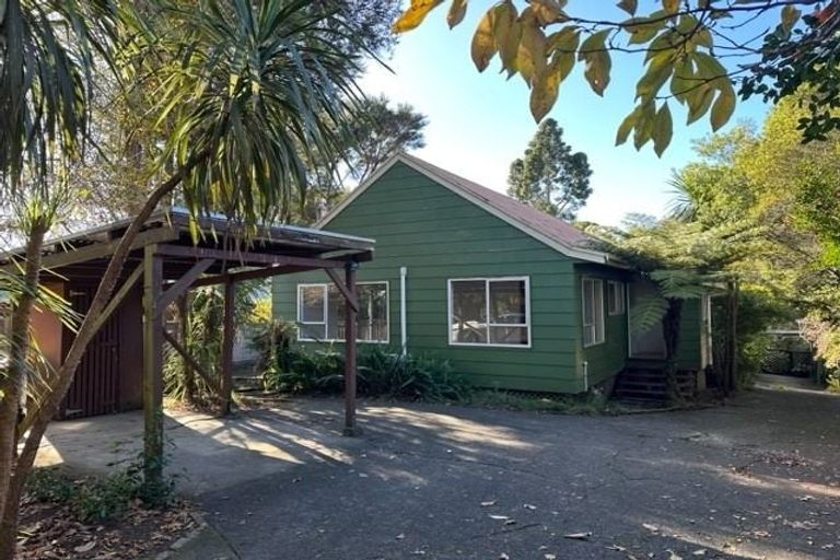 Photo of property in 1/20 Wirihana Road, Titirangi, Auckland, 0604