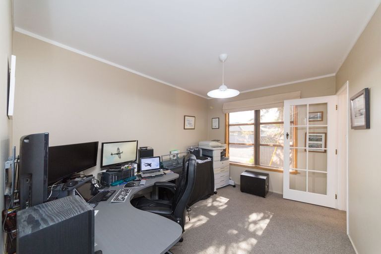 Photo of property in 12 Linmor Place, Terrace End, Palmerston North, 4410