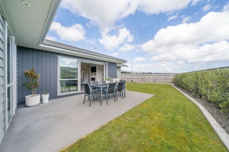 Photo of property in 77 Sunstone Crescent, Timberlea, Upper Hutt, 5018