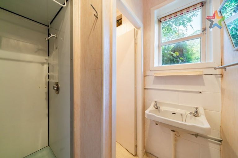 Photo of property in 32 Waitohu Road, York Bay, Lower Hutt, 5013