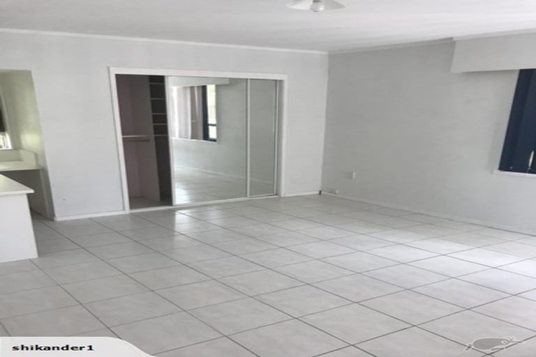 Photo of property in 16 Easton Park Parade, Glenfield, Auckland, 0629