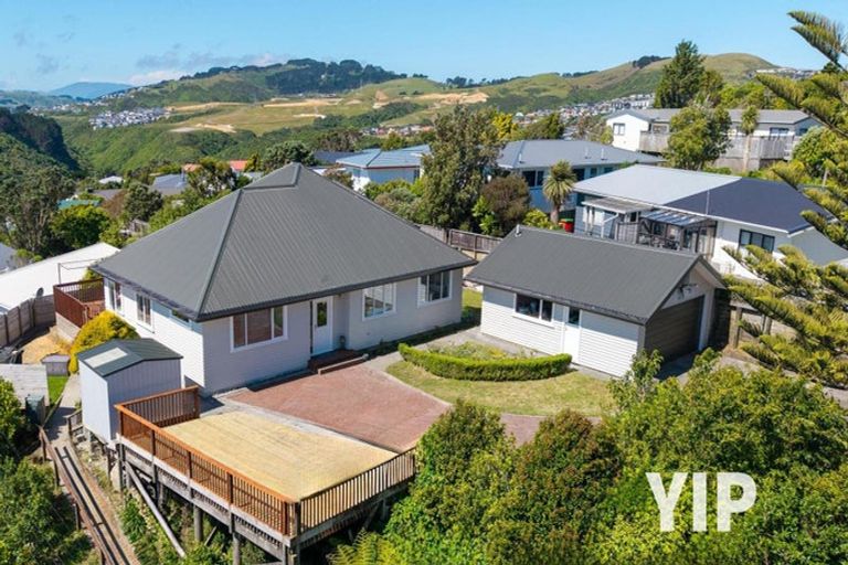 Photo of property in 9 Paparangi Crescent, Paparangi, Wellington, 6037