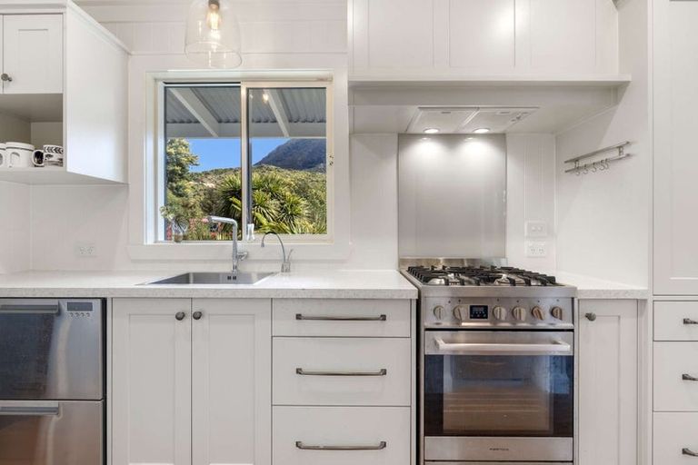 Photo of property in 16 Angle Street, Picton, 7220