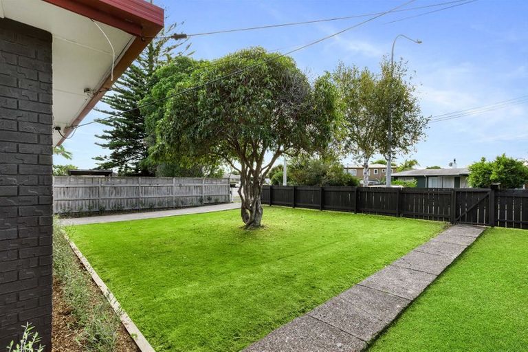 Photo of property in 42 Yeovil Road, Te Atatu Peninsula, Auckland, 0610