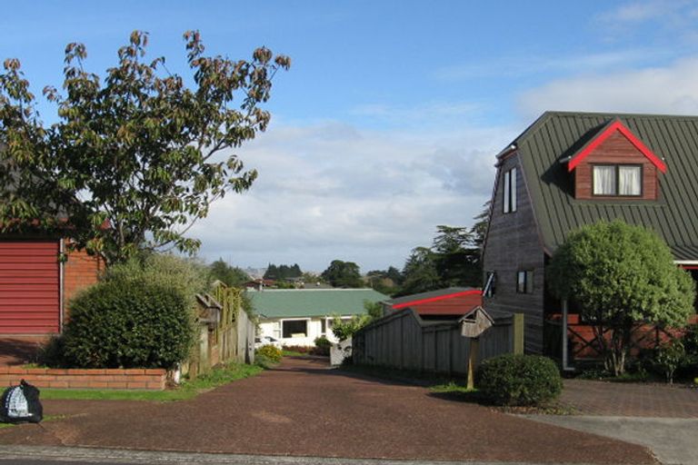 Photo of property in 6 Channing Crescent, Botany Downs, Auckland, 2010