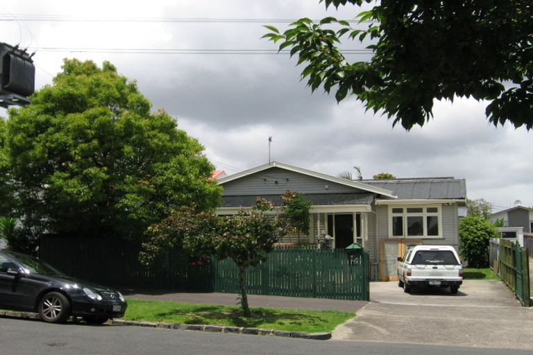 Photo of property in 14 Raymond Street, Point Chevalier, Auckland, 1022